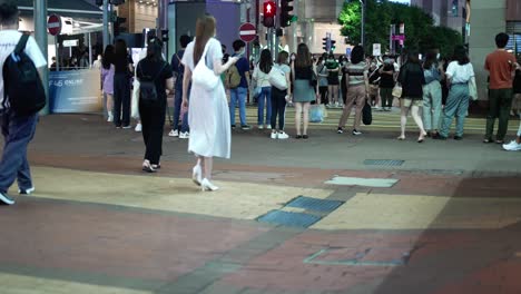 Gente-Esperando-La-Señal-De-Luz-Para-Caminar-En-Una-De-Las-Calles-De-Hongkong