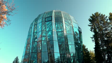 Renovierte-Glasfassade-Des-Palmenhauses-Im-Oliwski-Park-In-Danzig,-Polen