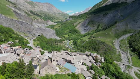 Picturesque-Mountain-Village-La-Grave-in-Hautes-Alpes,-French-Alps---Aerial-Dolly-Forward