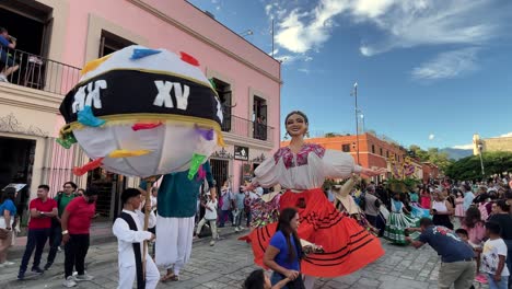 Toma-En-Cámara-Lenta-De-Una-Celebración-De-Quince-Años-Con-Maniquíes-Tradicionales-Y-Globos-De-La-Ciudad-De-Oaxaca-En-México