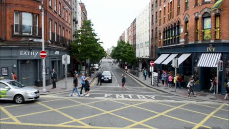 Eine-Weitere-Straße-In-Dublin-Wird-Für-Den-Gesamten-Verkehr-Gesperrt,-Um-Den-Cafés-Und-Bars-Den-Zugang-Zum-Handel-Auf-Der-Straße-Zu-Ermöglichen