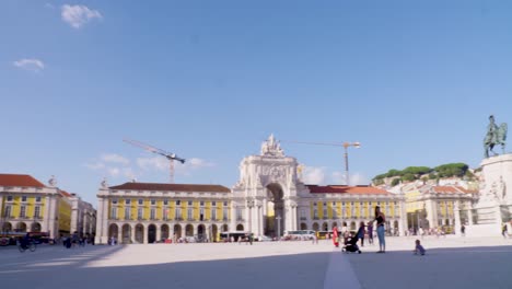 Gente-Caminando-En-La-Plaza-Del-Comercio-En-El-Centro-De-Lisboa