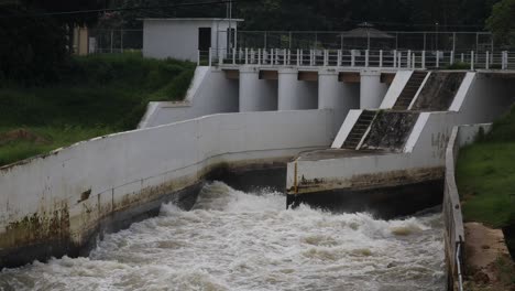 4-Km-Tosendes-Regenwasser,-Das-Aus-Einem-überlaufenden-Damm-In-Thailand-Strömt