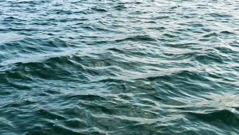 Blaue-Meereswellen-Von-Einem-Fahrenden-Boot-Aus-Gesehen---Nahaufnahme