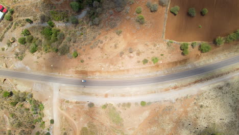 Top-down-Ansicht-Des-Traktors,-Der-Im-Ländlichen-Kenia-über-Die-Straße-Fährt