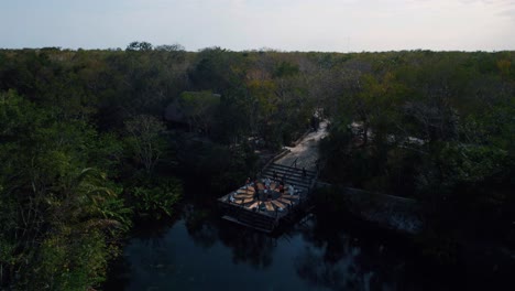 Vista-Aérea-De-Colchonetas-De-Yoga-Colocadas-En-Un-Círculo-Al-Lado-Del-Cenote-Maya-Tulum,-México