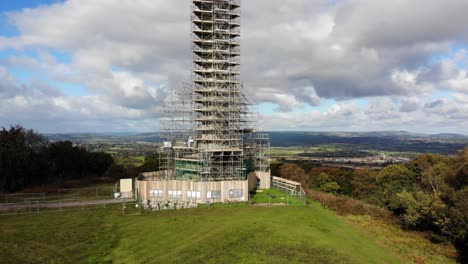 Vista-Ascendente-Que-Muestra-Los-Trabajos-De-Restauración-Del-Monumento-A-Wellington-En-Blackdown-Hills-Devon,-Inglaterra