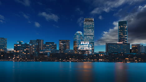 Boston,-Paisaje-Urbano,-Edificios,-Rascacielos,-Horizonte,-Nubes,-Reemplazo-Del-Cielo,-Efecto-De-Lapso-De-Tiempo,-Vista-De-Las-Torres-Frente-Al-Mar