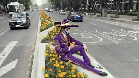 Foto-De-Un-Caballero-Vestido-Como-Catrin-En-La-Avenida-Media-Reforma-Durante-El-Dia-De-Muertos-En-La-Ciudad-De-Mexico