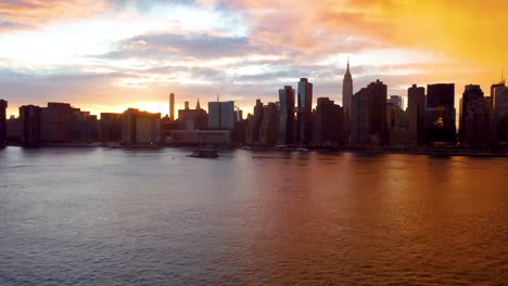 Sonnenuntergang-über-New-York-City-Midtown,-Stürmischer-Himmel