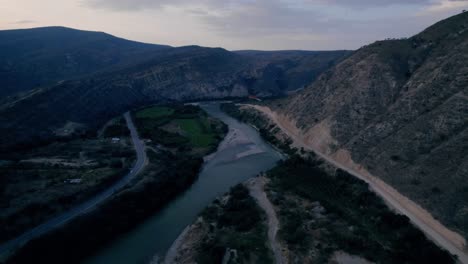 Fluss-Und-Berge-Von-Peru-Im-Departement-Jaen-Von-Cajamarca