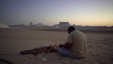 Beduin-Enciende-Una-Hoguera-Durante-La-épica-Puesta-De-Sol-En-El-Desierto-De-Egipto