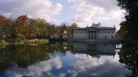 Palace-on-the-Isle,-Lazienki-Royal-Baths-Park,-Warsaw-Poland