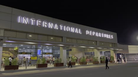 Tiefwinkelansicht-Eines-Unbekannten-Flughafens-Mit-Internationalen-Abflügen