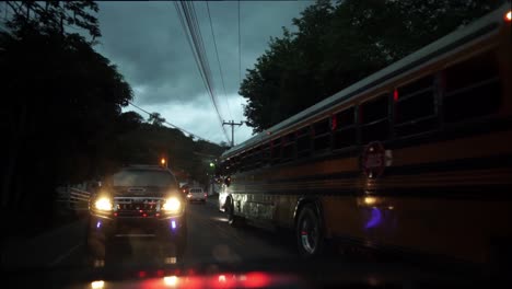 Gelber-Amerikanischer-Schulbus-Im-Nächtlichen-Verkehr-In-Lateinamerika-Honduras