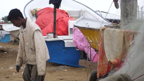 Junger-Einheimischer-Fischer-Wirft-Fische-Vom-Netz-In-Gawadar-An-Der-Küste-Von-Belutschistan-Weg