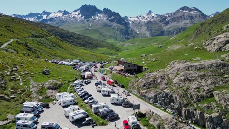 Tour-De-France-Klassifizierung-Etappe-Col-De-La-Croix-De-Fer-In-Savoyen-Isere,-Französische-Alpen---Luftwagen-Nach-Vorne