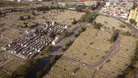 Kreisförmiger-Absteigender-Drohnenblick-über-Den-Friedhof-Von-Cementerio-De-Flores-In-Der-Stadt-Buenos-Aires