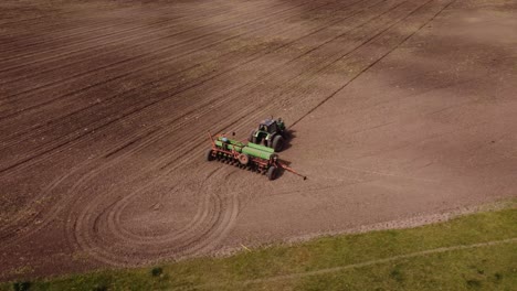 Agricultor-Reparando-Tractor-En-Campo-Agrícola