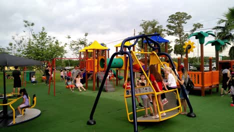 Parque-Público-Inclusivo-En-Asunción,-Padres-E-Hijos-Disfrutando-Del-Parque-Infantil-Y-Otras-Actividades,-Paraguay