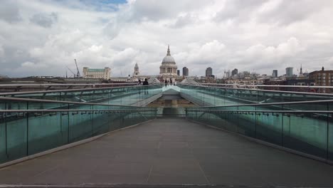 Pendler-Und-Fußgänger-Zu-Fuß-über-Die-Millennium-Bridge,-London-Mit-Der-St.-Paul&#39;s-Kathedrale-Im-Hintergrund,-Früh-Morgens