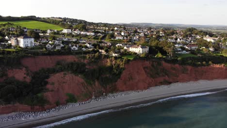 Aerial-Dolly-über-Seaton-Beach-Und-Klippen-Mit-Häusern-An-Der-Spitze