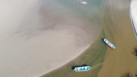 Barcos-Flotando-En-Un-Rio