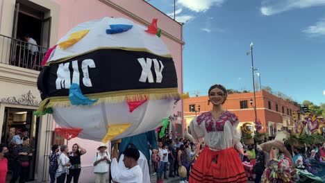 Toma-En-Cámara-Lenta-De-Una-Celebración-De-Boda-Con-Maniquíes-Tradicionales-Y-Globos-En-La-Ciudad-De-Oaxaca-En-México