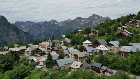 Peaceful-mountain-village-Villard-Reculas-in-Alpe-d'-Huez,-French-Alps---Aerial-Pedestal-Up