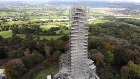 Luftaufnahme-Des-Wellington-Denkmals,-Das-Mit-Gerüsten-Für-Reparaturen-Auf-Den-Blackdown-Hügeln-In-Somerset-Bedeckt-Ist
