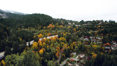 Schöne-Städtische-Berggegend-Im-Herbst,-Malerische-Aussicht-Entlang-Eines-Autobahnkorridors,-Bewölkter-Westen-Von-Vancouver