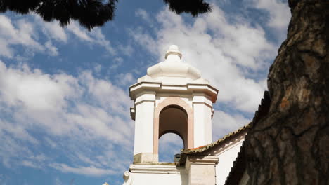 Torre-De-La-Iglesia-Contra-El-Cielo-Azul-Nublado---Tiro-De-ángulo-Bajo