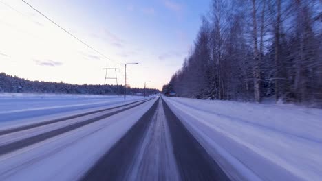 Toma-De-Conducción-Pov-Solo-A-Lo-Largo-De-Un-Camino-Nevado-De-Helsinki