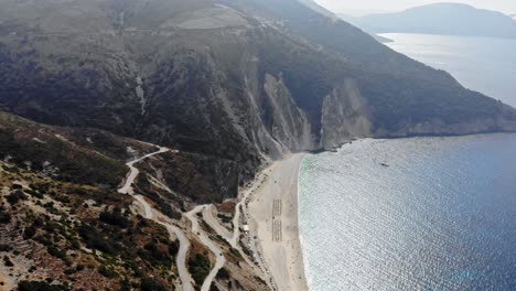 Luftbild-Am-Strand-Von-Myrtos-Auf-Der-Insel-Kefalonia,-Griechenland---Drohnenaufnahme