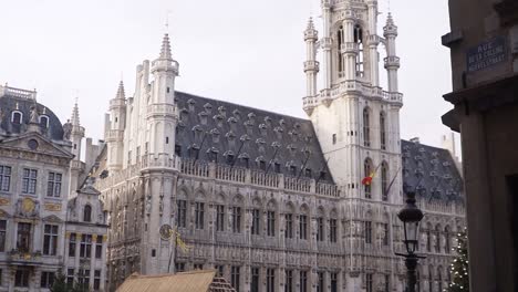 Panoramic-view-of-the-town-hall-on-the-square-in-Brussels,-Belgium