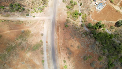 Vista-De-Arriba-Hacia-Abajo-De-Motos-Y-Automóviles-Que-Conducen-Por-Carretera-En-La-Zona-Rural-De-Kenia