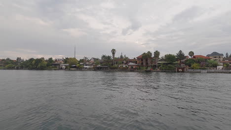 Waterfront-homes-and-palm-trees-in-DRC-capital-city-of-Goma,-Congo