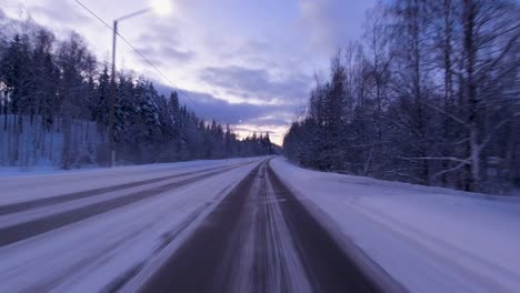 Tiro-Pov-Conduciendo-A-Lo-Largo-De-Un-Camino-Rural-En-Helsinki-Con-Nuevas-Pistas-Creadas