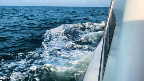 Waves-splashing-at-the-side-of-the-boat--Ocean-adventure--Close-up