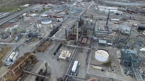 Drone-shots-of-a-vast-oil-processing-plant-in-Salt-Lake-City,-Utah