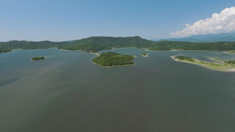 Tkibuli-lake-reservoir-with-islands-and-peninsula-archipelago,-Georgia