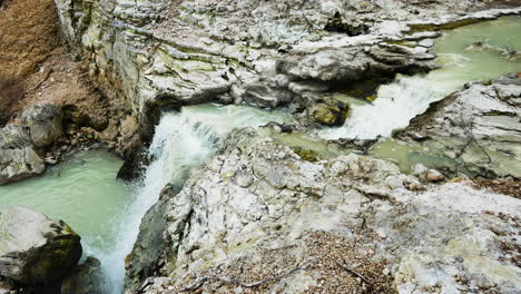 Schwenk-über-Den-Ruhig-Fließenden-Ngakoro-Wasserfall-In-Wai-o-Tapu-Bei-Sonnenlicht
