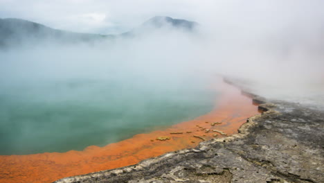 Dampf-Fliegt-über-Geothermische-Quellen-In-Vulkanisch-Aktiver-Zone---Wai-o-Tap,-Neuseeland