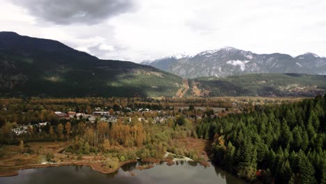Comunidad-Montañosa-En-Un-Valle-Boscoso,-Picos-Nevados-Junto-A-Un-Lago,-Ladera-Colorida-Con-Casas,-Pemberton-Columbia-Británica,-Canadá