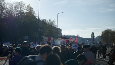 Großer-Antikrisenprotest-In-Berlin,-Menschenmenge-Auf-Berliner-Straßen,-Deutschland