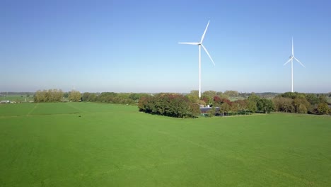 Luftdrohnenansicht-Des-Geraden-Kippens-In-Der-Nähe-Der-Windturbinenparks-In-Den-Niederlanden,-Europa