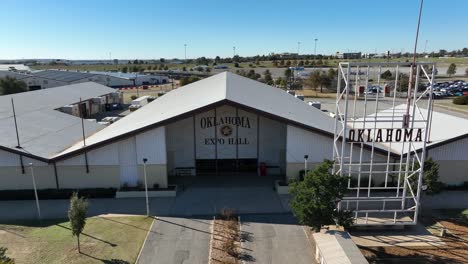 Oklahoma-Expo-Hall-Auf-Dem-Staatlichen-Messegelände.-Aufsteigende-Antenne