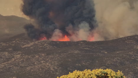 Schwarzer-Rauch-Steigt-über-Den-Flammen-Des-Fairview-Fire,-Waldbrand,-In-Kalifornien-Auf