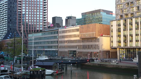 Fachhochschule-Rotterdam---Handelsschule-Am-Wijnhaven-Neben-Hochhäusern-In-Rotterdam,-Niederlande