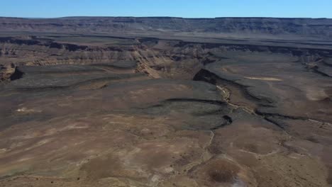 Drohnenaufnahme-Einer-Wunderschönen-Afrikanischen-Schlucht-In-Namibia---Drohne-Kreist-über-Fish-River-Canyon